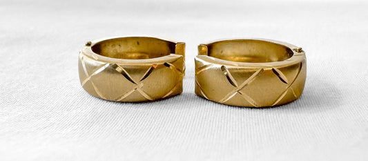 Vintage 14K Yellow Gold Quilted Diamond Etched Textured Huggie 5mm Hoop Earrings