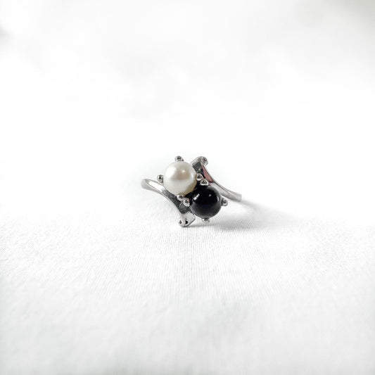 Vintage 10K White Gold Black White Twin Pearl Bypass Ring, Sz. 7.5