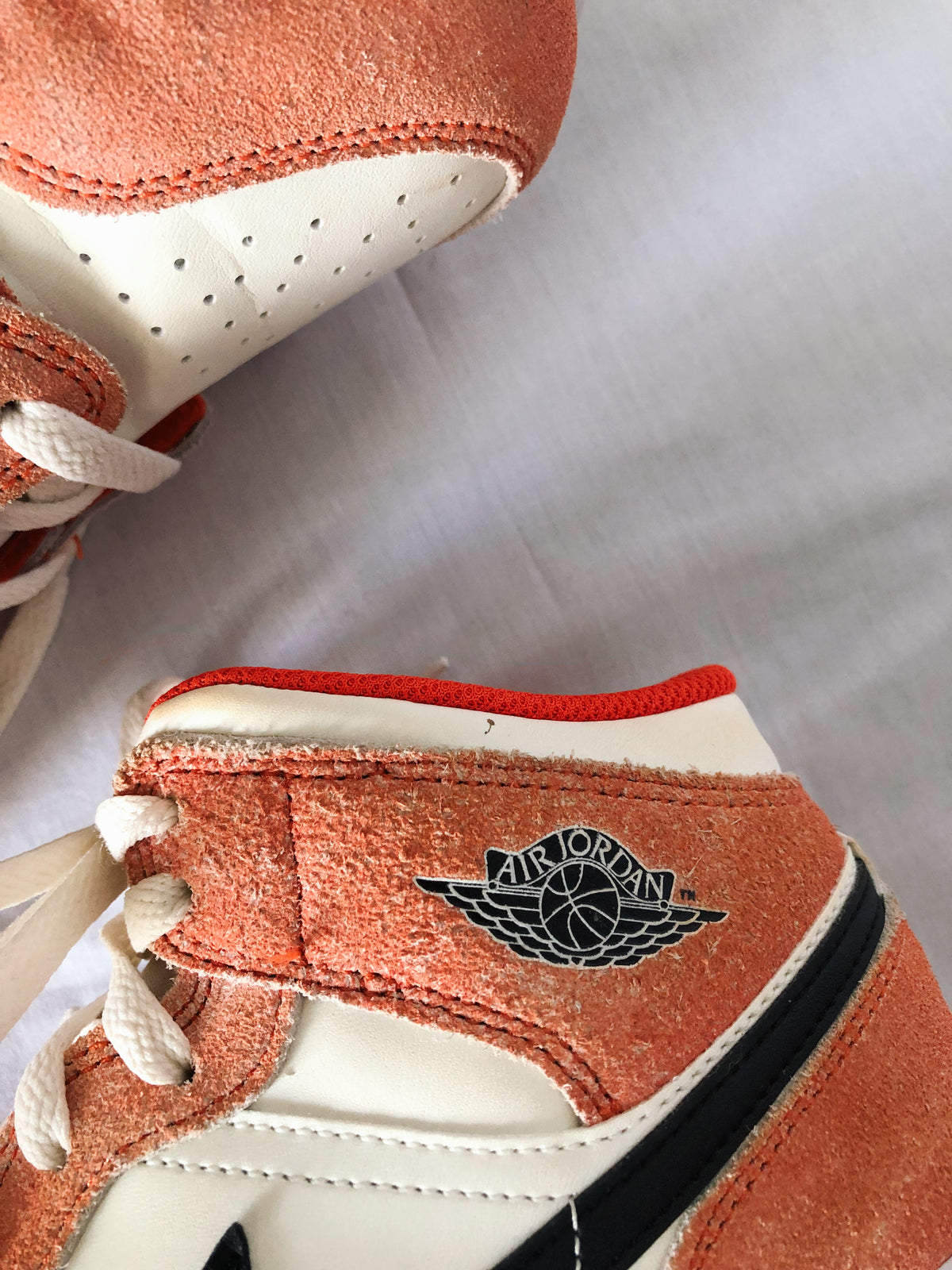 Nike Air Jordan 1 Mid SE GS Orange Suede, Youth 6.5
