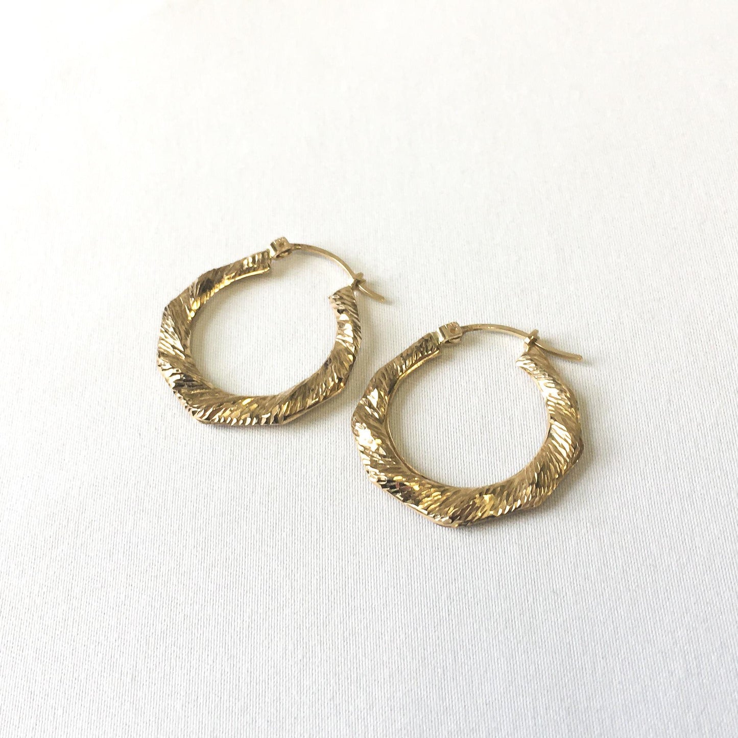 Vintage 14K/10K Hollow Octagon Ripple Textured Hoop Earrings, Lightweight Simple Dainty Everyday Minimalist Hoops
