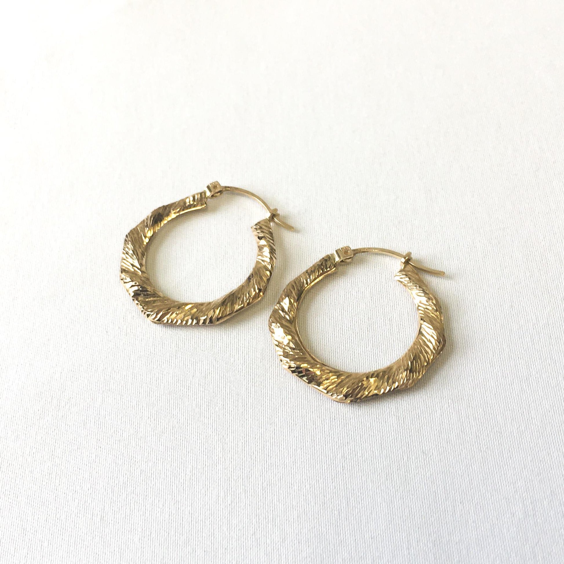 Vintage 14K/10K Hollow Octagon Ripple Textured Hoop Earrings, Lightweight Simple Dainty Everyday Minimalist Hoops