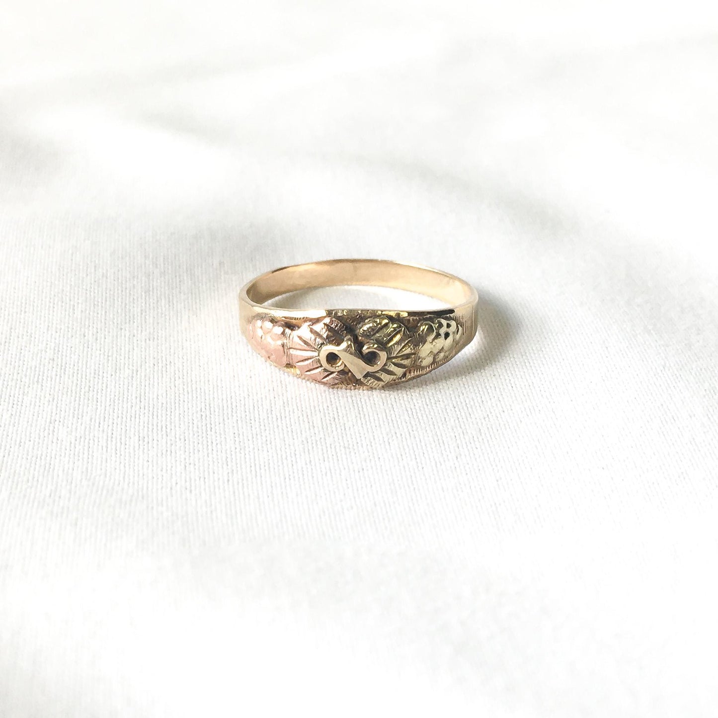 Vintage 10K Black Hills Gold Leaf Infinity Symbol Ring, Sz. 6.25, Simple Everyday Black Hills Gold Band Ring