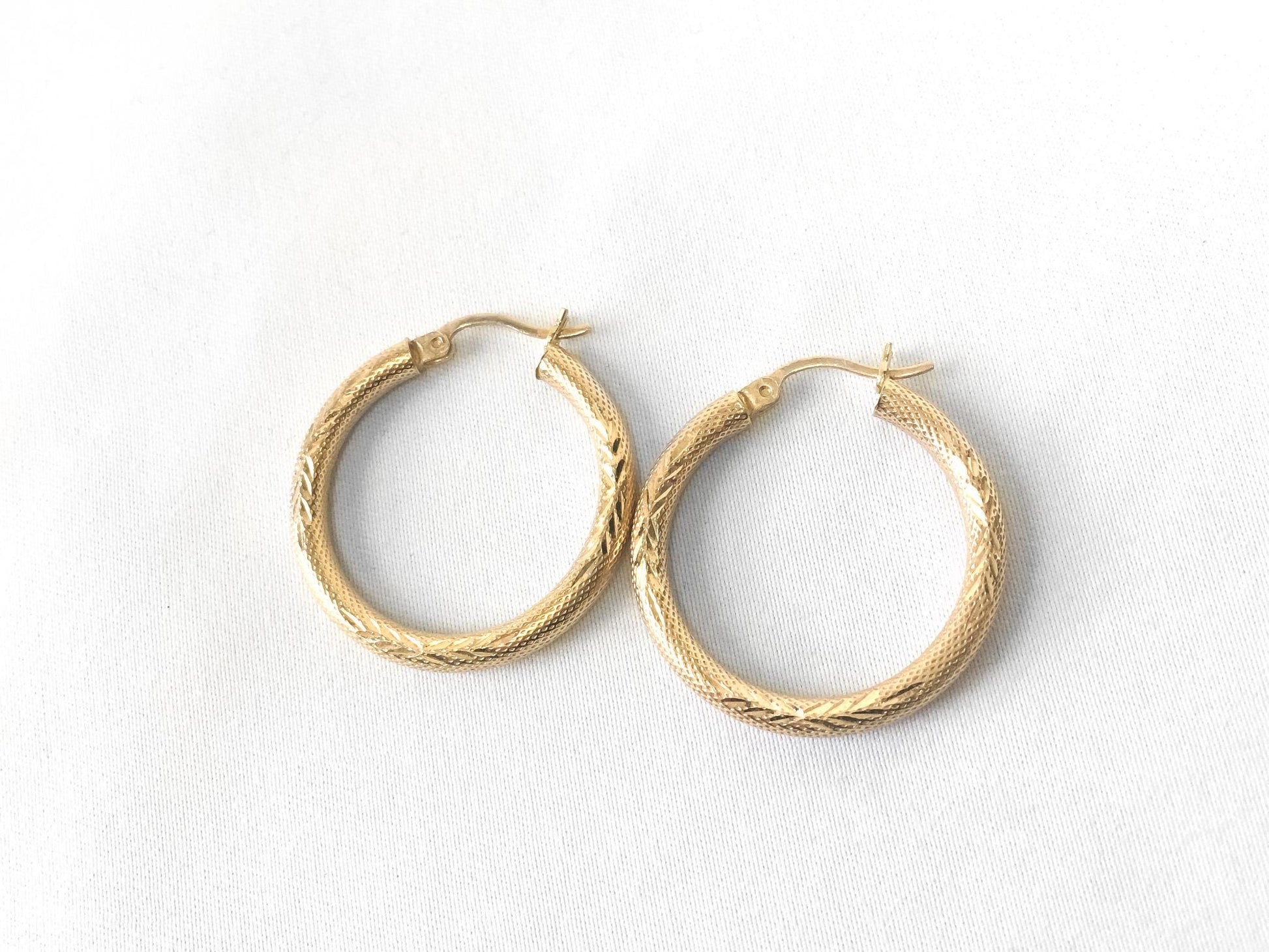 Vintage 14K Yellow Gold Textured Etched Tube Hoop Earrings, Lightweight Simple Elegant Minimalist Hoop Earrings