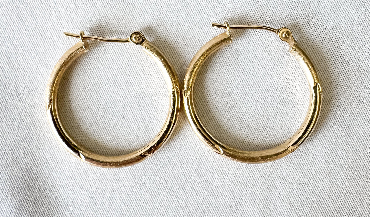 Vintage 14K Yellow Gold Diamond Cut Matte and Glossy Finish Lightweight Hoop Earrings, Simple Everyday Minimalist Hoops