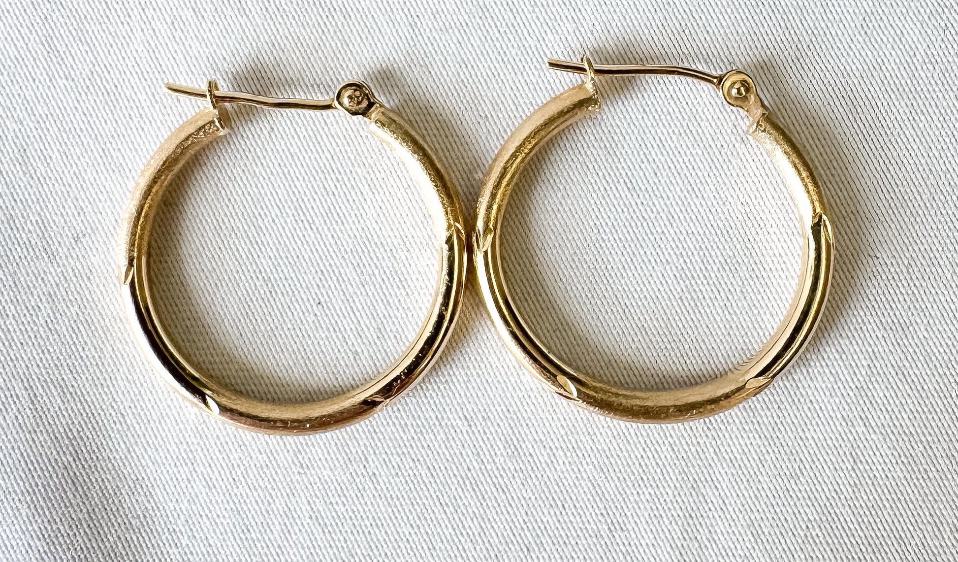 Vintage 14K Yellow Gold Diamond Cut Matte and Glossy Finish Lightweight Hoop Earrings, Simple Everyday Minimalist Hoops