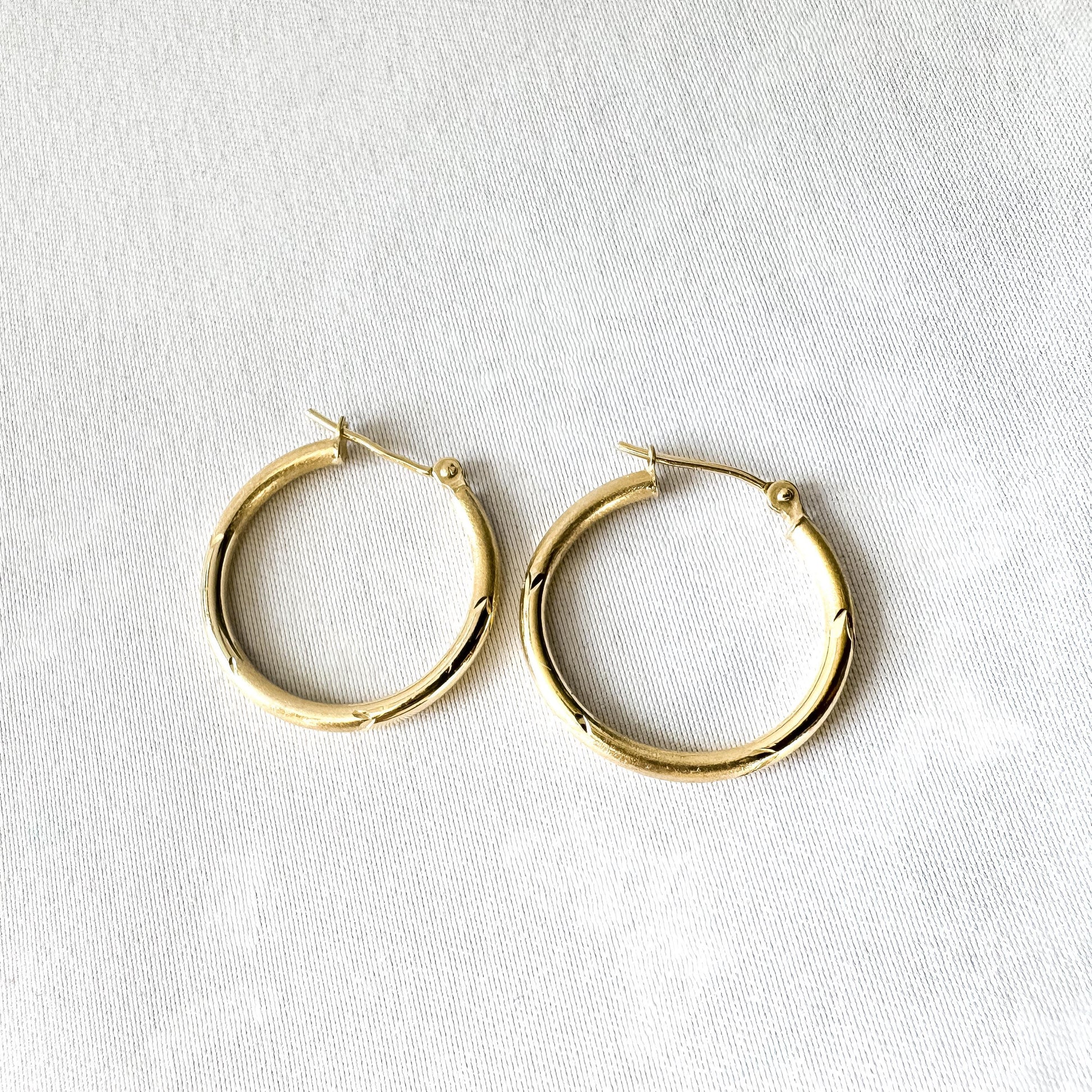 Vintage 14K Yellow Gold Diamond Cut Matte and Glossy Finish Lightweight Hoop Earrings, Simple Everyday Minimalist Hoops