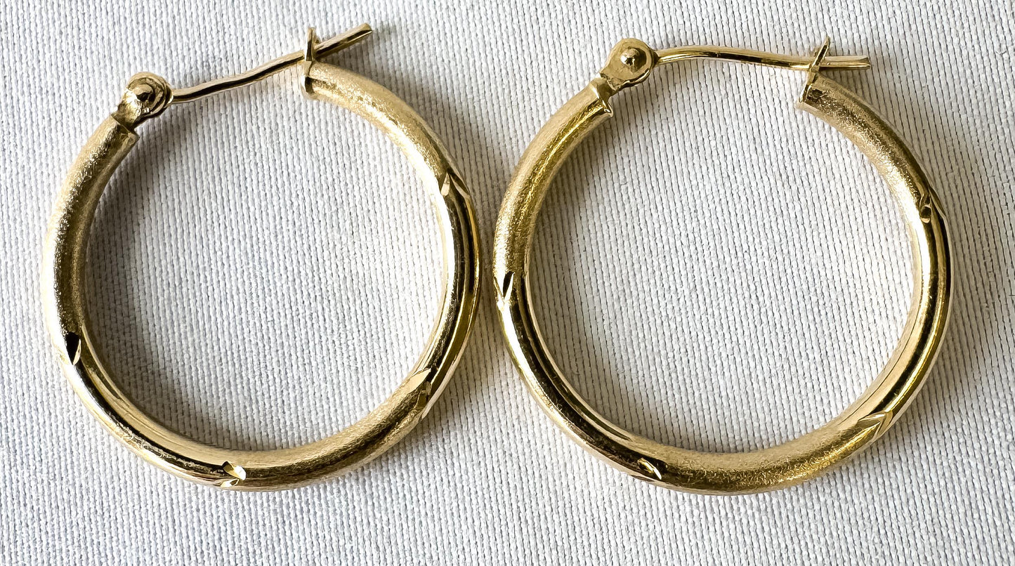 Vintage 14K Yellow Gold Diamond Cut Matte and Glossy Finish Lightweight Hoop Earrings, Simple Everyday Minimalist Hoops