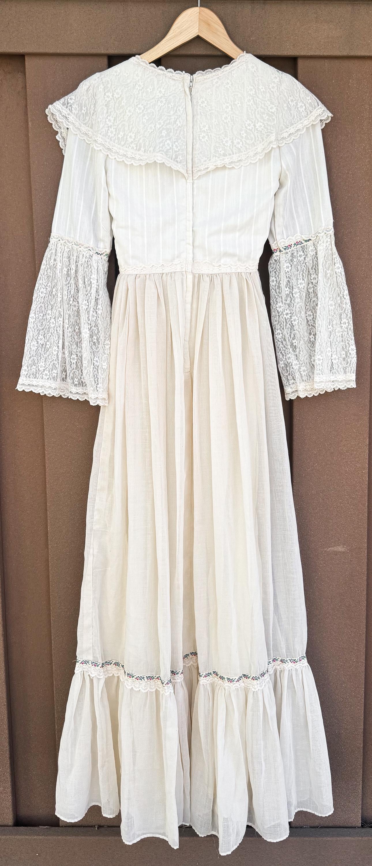 70s Gunne Sax Cream Off-White Lace Tie-Front Ruffle Floral Trim Maxi Dress Sz 4-6, Vintage Victorian Edwardian Coquette Cottage Core Dress