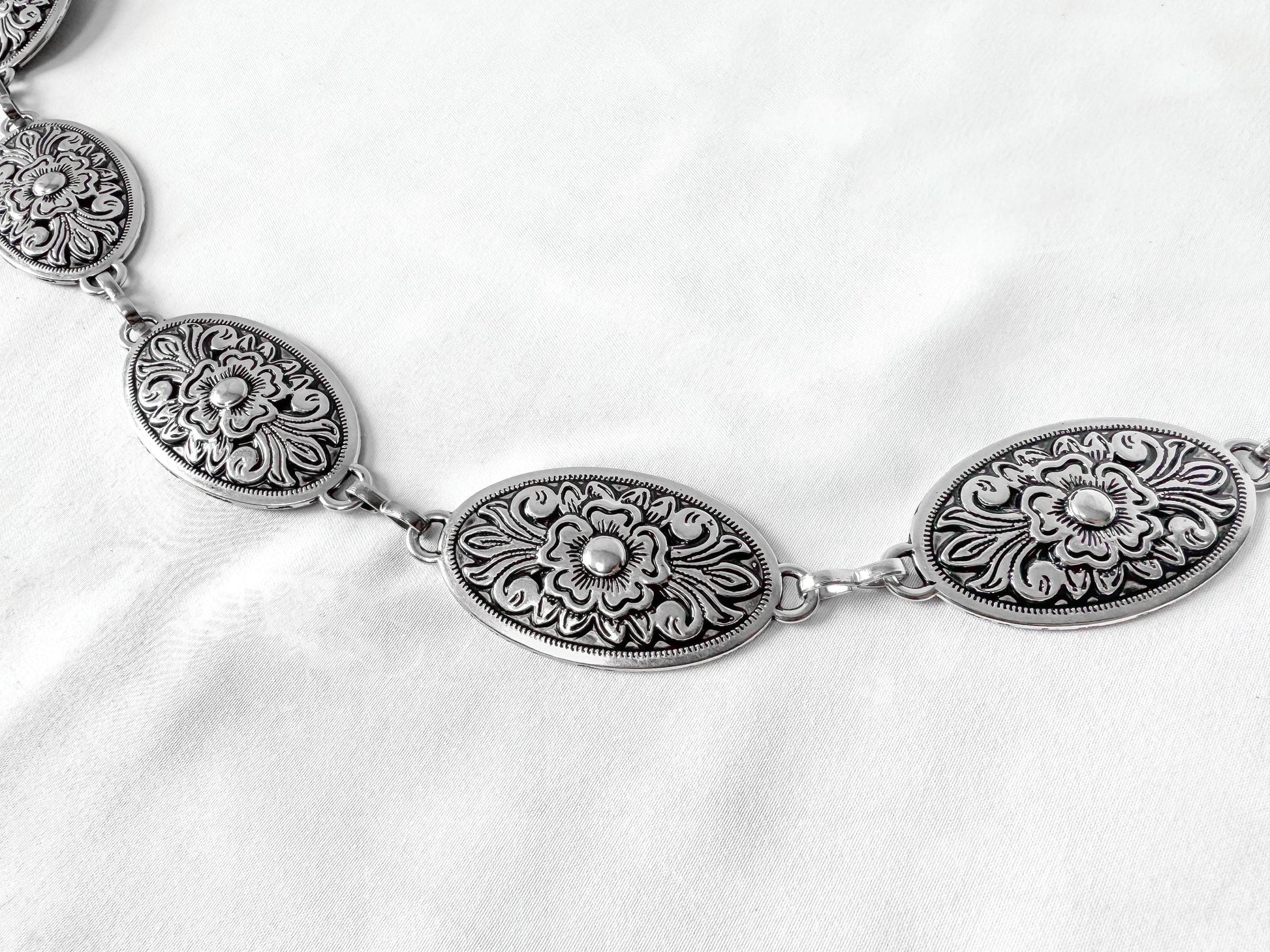Vintage Silver Toned Floral Etched Oval Concho Adjustable Chain Link Belt, Vintage Western Boho Festival Accessories