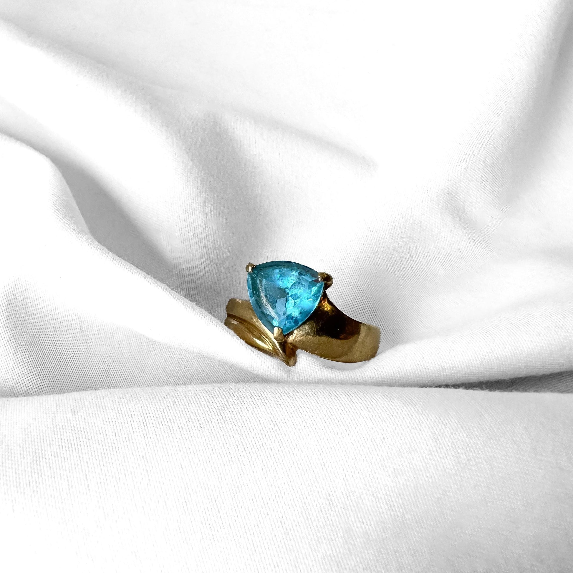 Vintage Estate 10K Yellow Gold Trillion Cut Blue Sapphire Statement Ring, Sz. 7, Vintage Cocktail Art Deco Style Ring