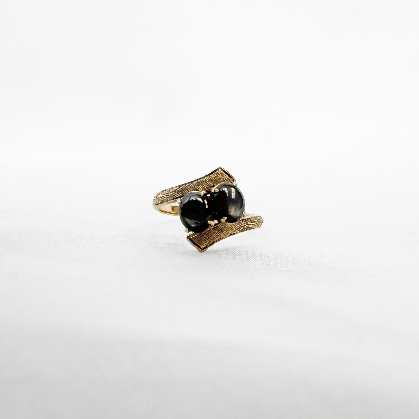 Vintage Estate 18K Black Cats Eye Cabochon Bypass Ring, Size 6.75, Unique Victorian Mid-Century Brutalist Art Deco Cocktail Ring