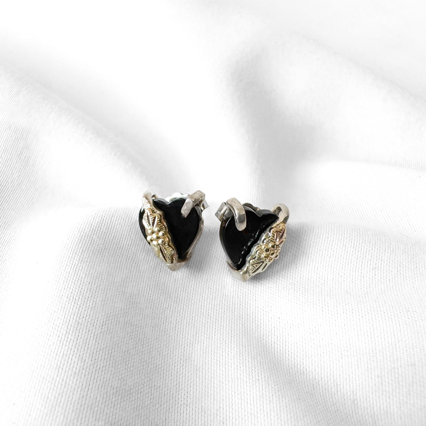 Vintage 925 12K RGC Black Hills Gold Onyx Leaf Detail Heart Stud Earrings