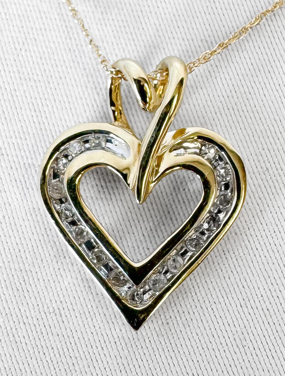 Vintage 10K Yellow Gold Round Diamond Heart 18 Inch Pendant Necklace