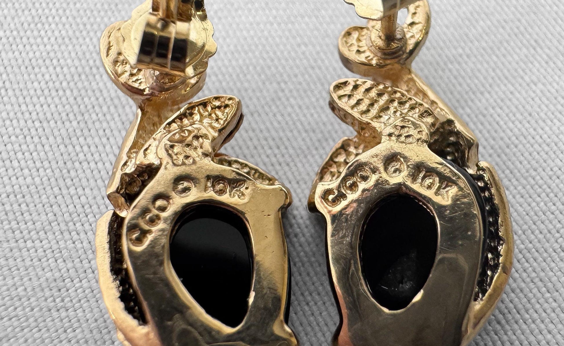 Vintage 10K CCO Black Hills Gold Onyx Feather Leaf Detail Teardrop Stud Earrings