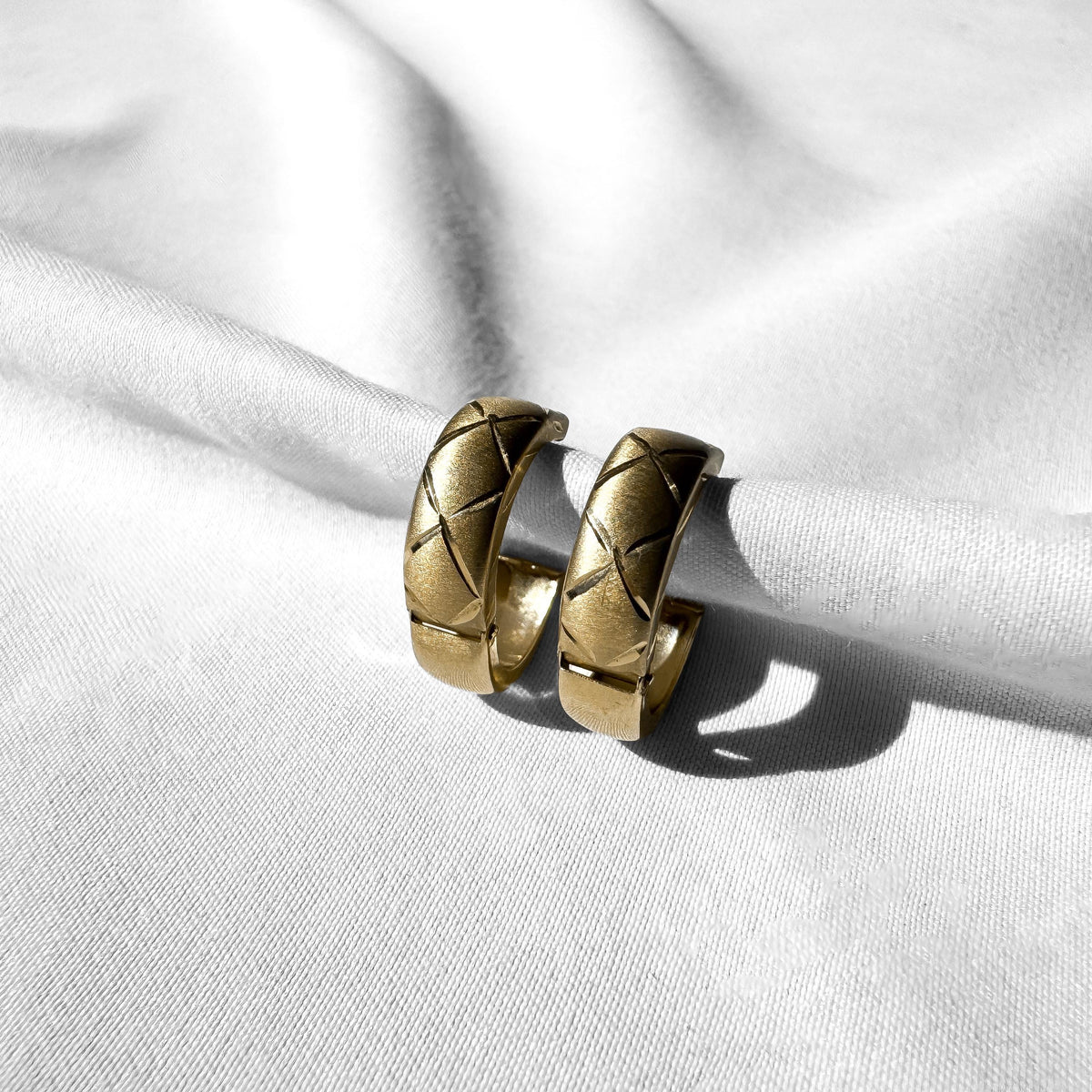 Vintage 14K Yellow Gold Quilted Diamond Etched Textured Huggie 5mm Hoop Earrings
