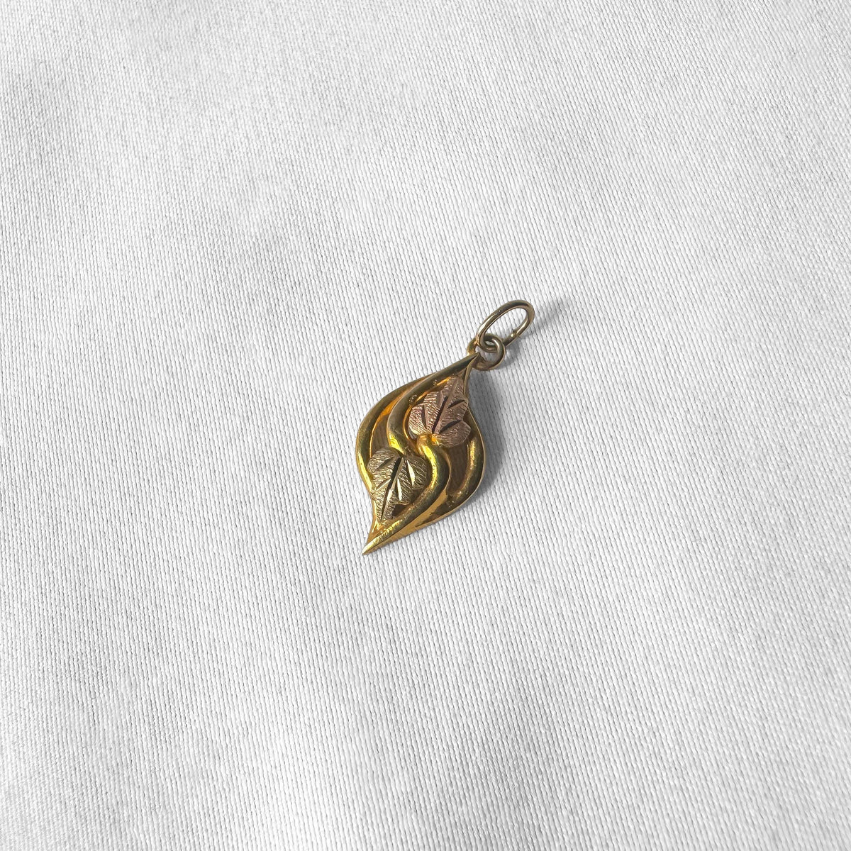 Vintage 10K Landstrom's Black Hills Gold Multi Tone Two Leaf .75 Inch Pendant