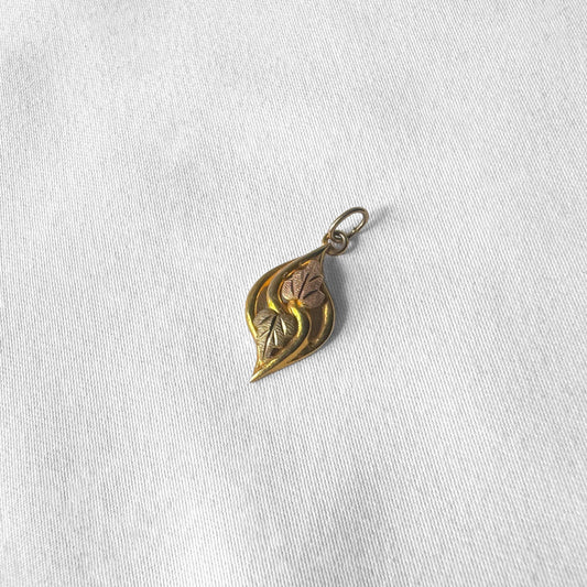 Vintage 10K Landstrom's Black Hills Gold Multi Tone Two Leaf .75 Inch Pendant
