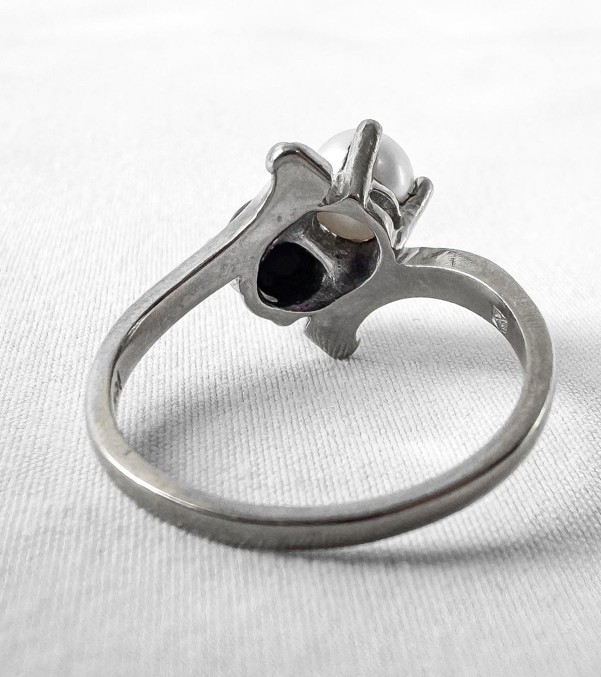Vintage 10K White Gold Black White Twin Pearl Bypass Ring, Sz. 7.5