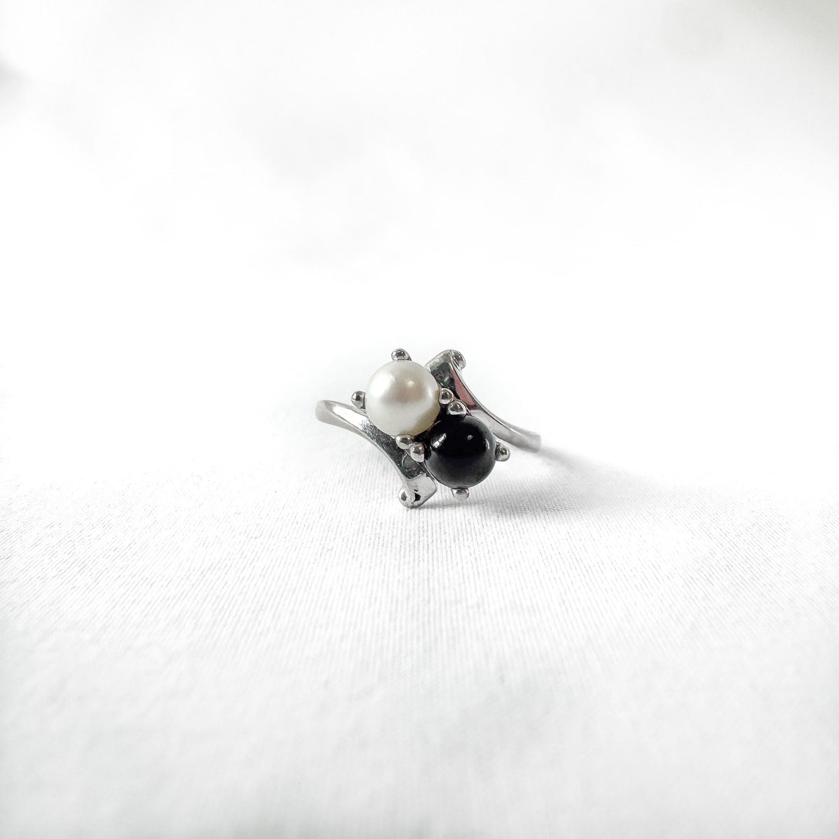 Vintage 10K White Gold Black White Twin Pearl Bypass Ring, Sz. 7.5