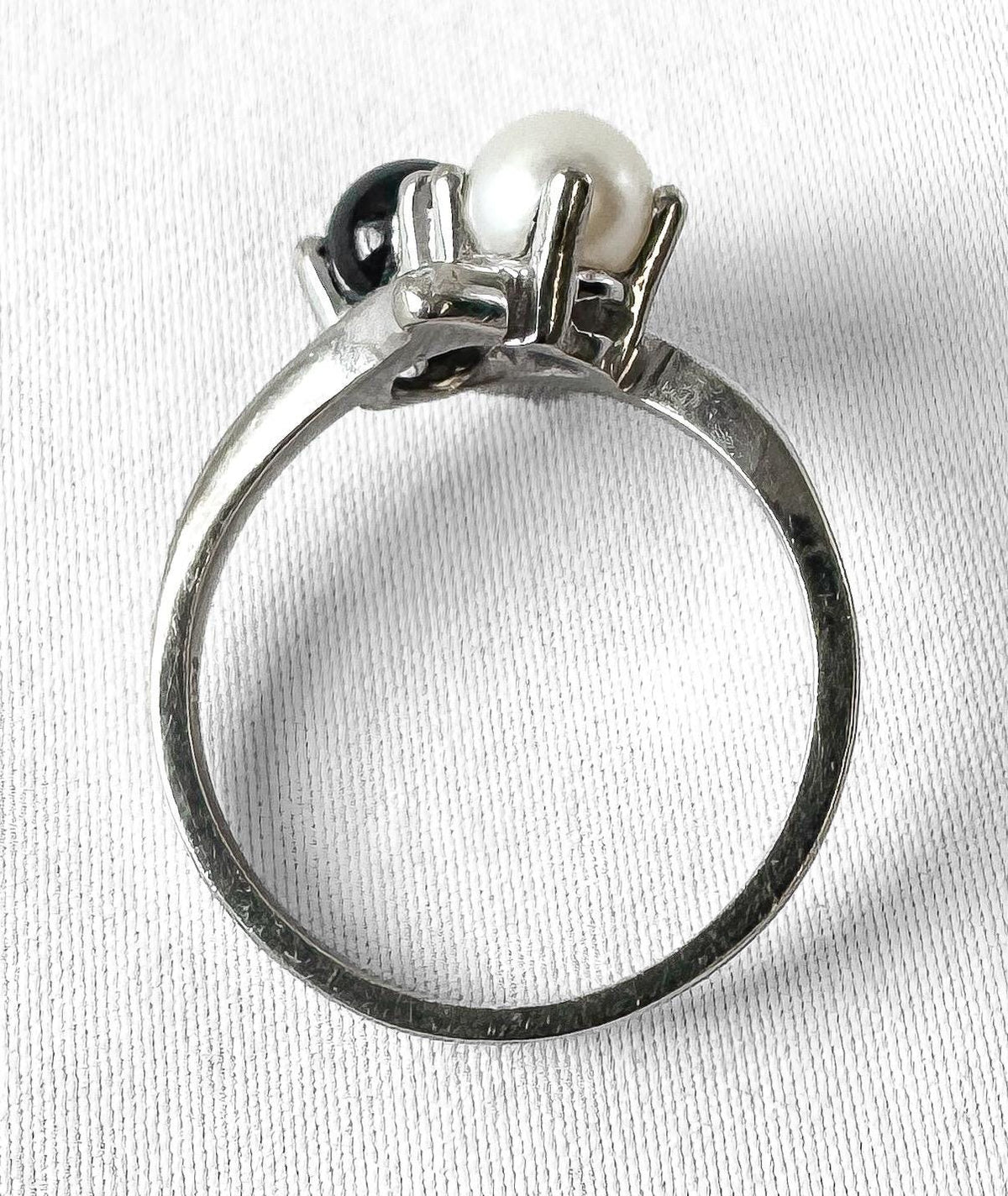 Vintage 10K White Gold Black White Twin Pearl Bypass Ring, Sz. 7.5