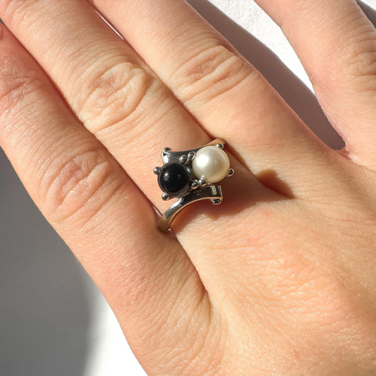 Vintage 10K White Gold Black White Twin Pearl Bypass Ring, Sz. 7.5