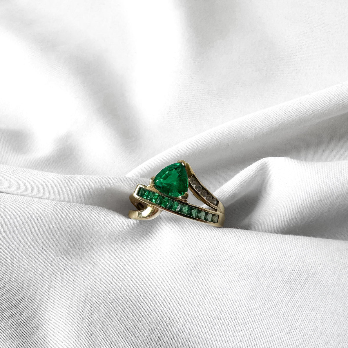 Vintage 10K Yellow Gold Emerald Ombre Trillion Cut Channel Diamond Accent Ring, Sz. 8.75/9, Estate Art Deco Cocktail Style Ring