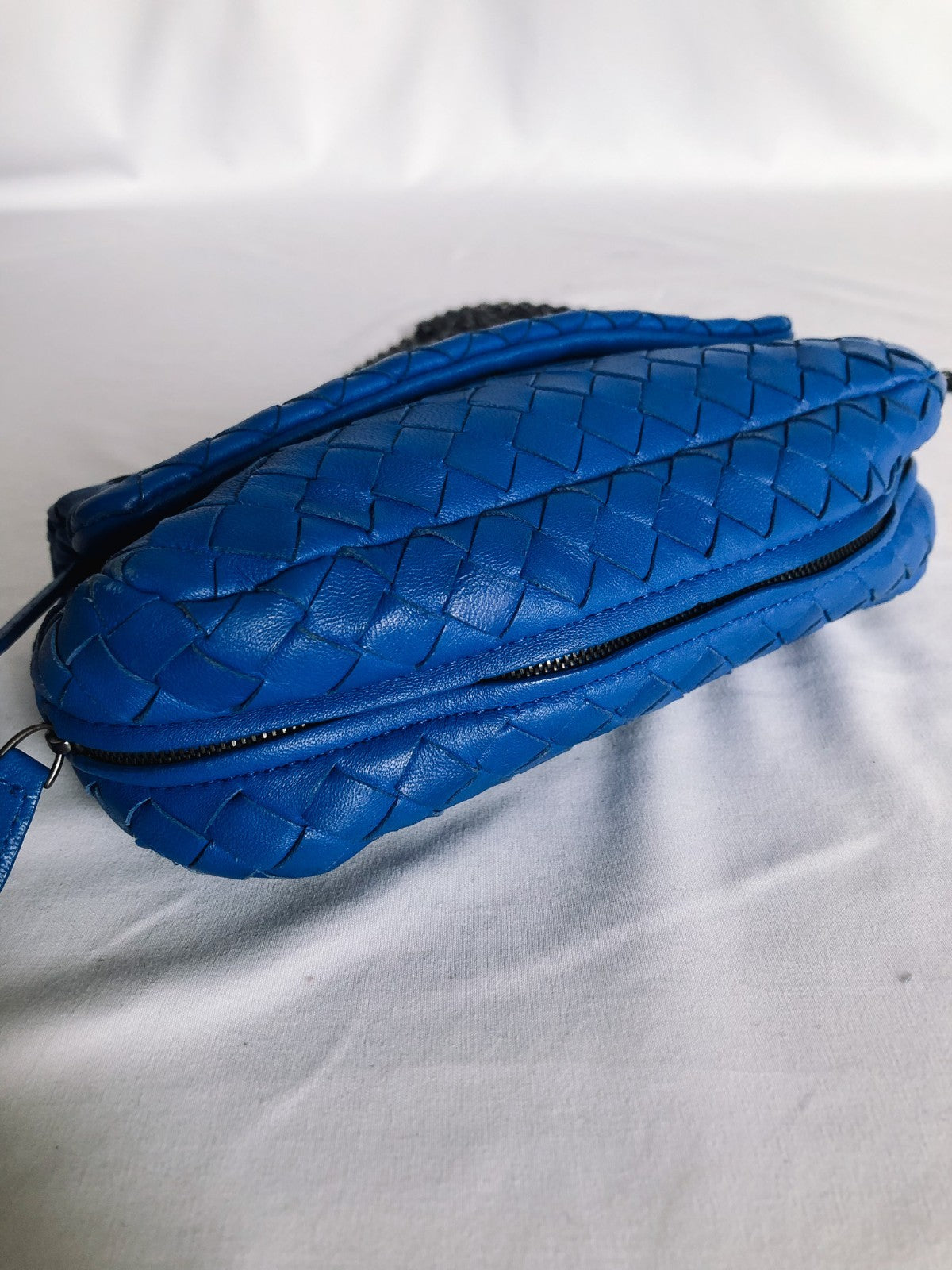 Authenticated Bottega Veneta Blue Woven Nappa Intrecciato Expandable Crossbody Bag